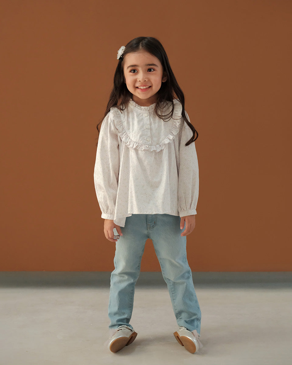 Kendall Straight Cut Jeans in Light Denim