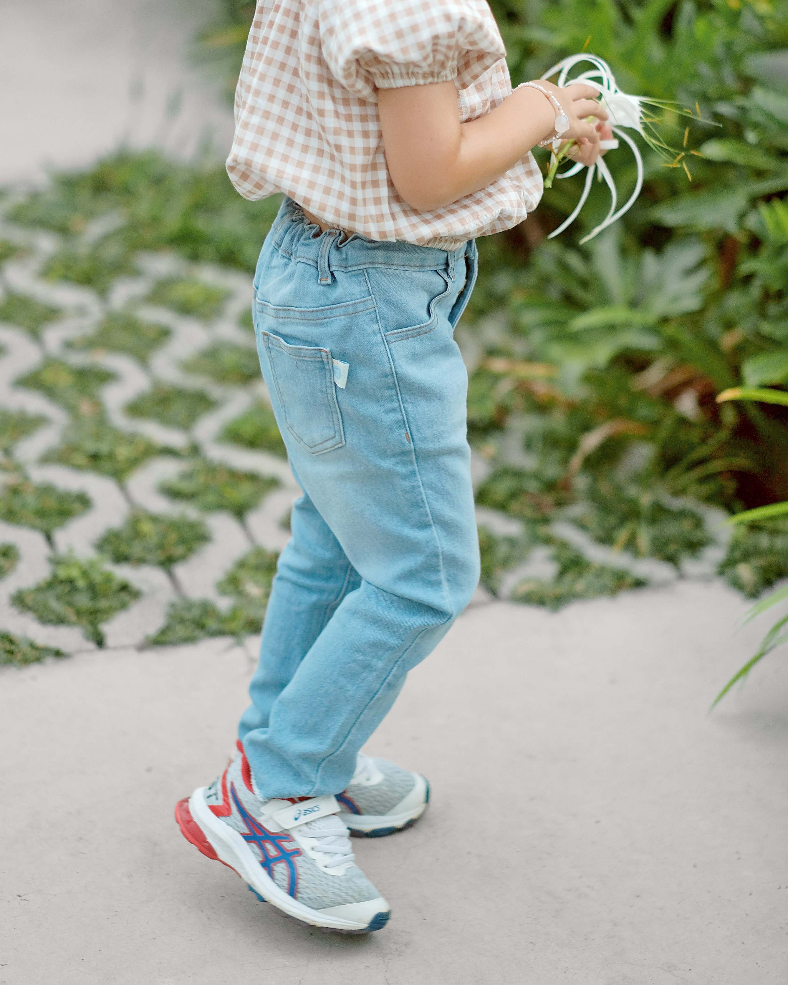 Kendall Straight Cut Jeans in Light Denim