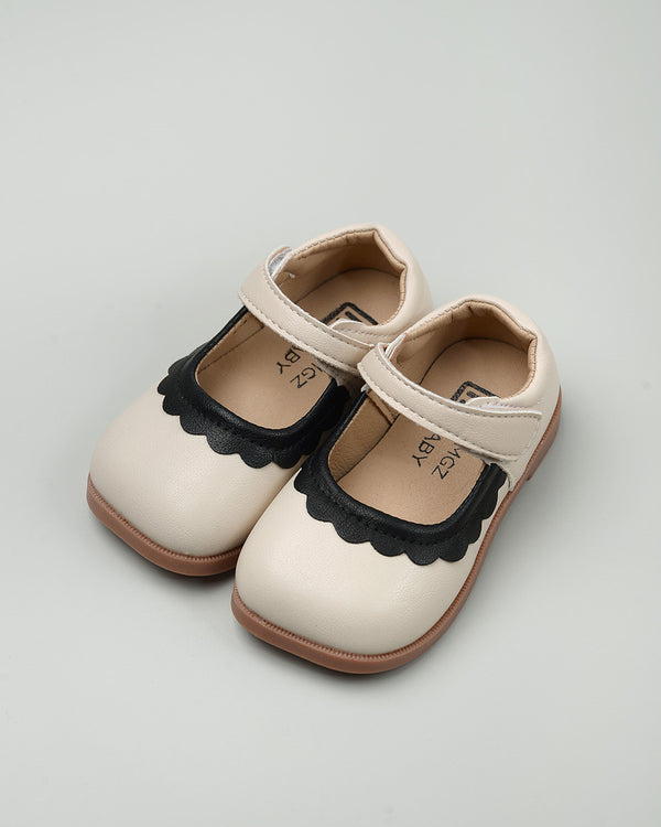 Clam Ballerina Shoes in White