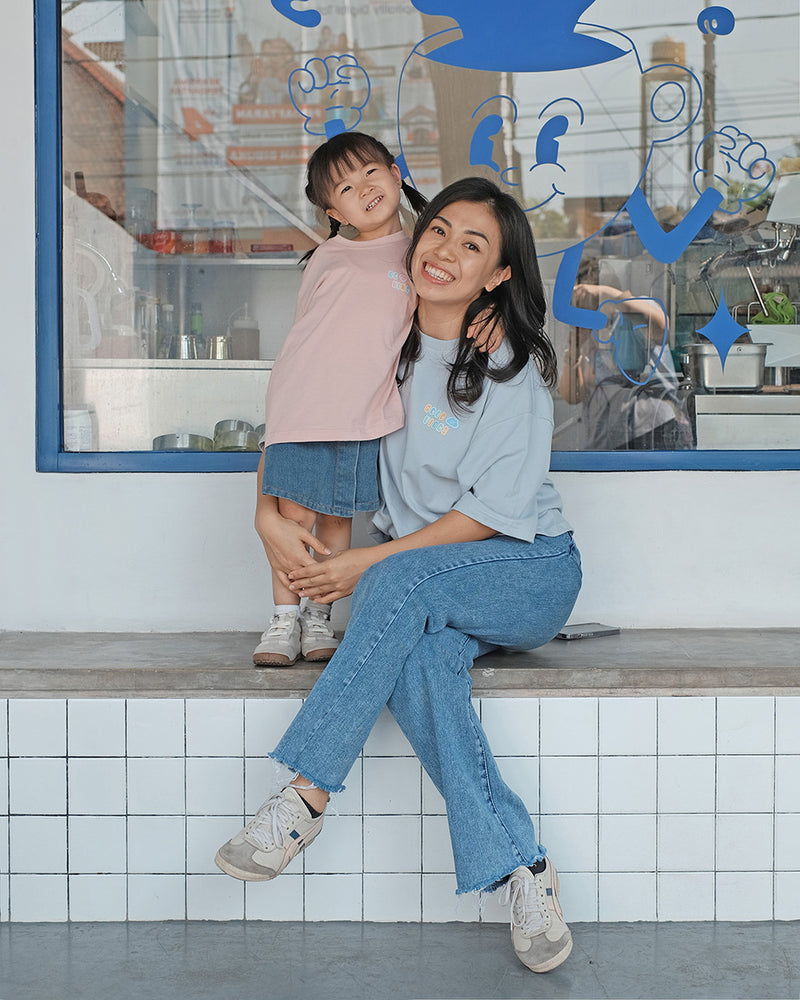 Mom Radiate T-Shirt - Good Vibes in Blue