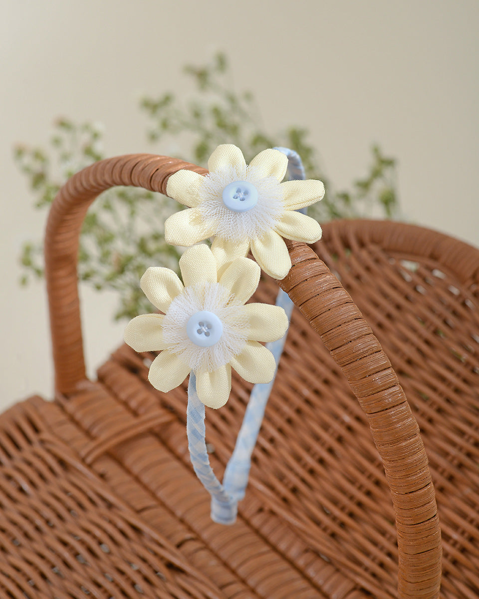 Daisy Flower in Pastel Yellow
