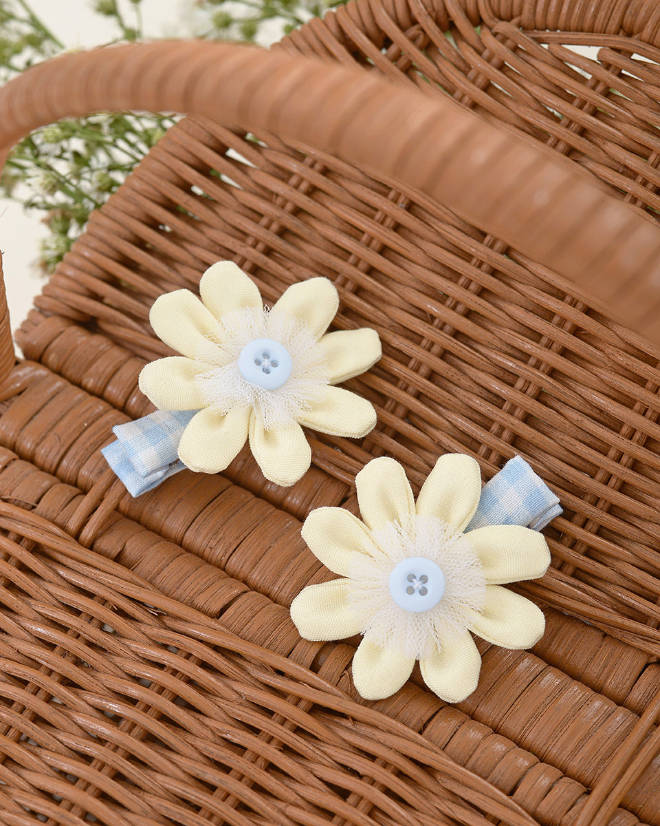 Daisy Flower in Pastel Yellow