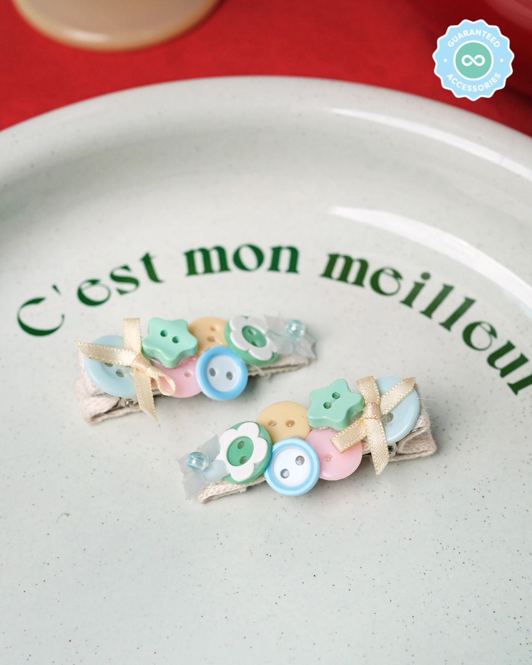 Sola Buttons Hairpin in Green