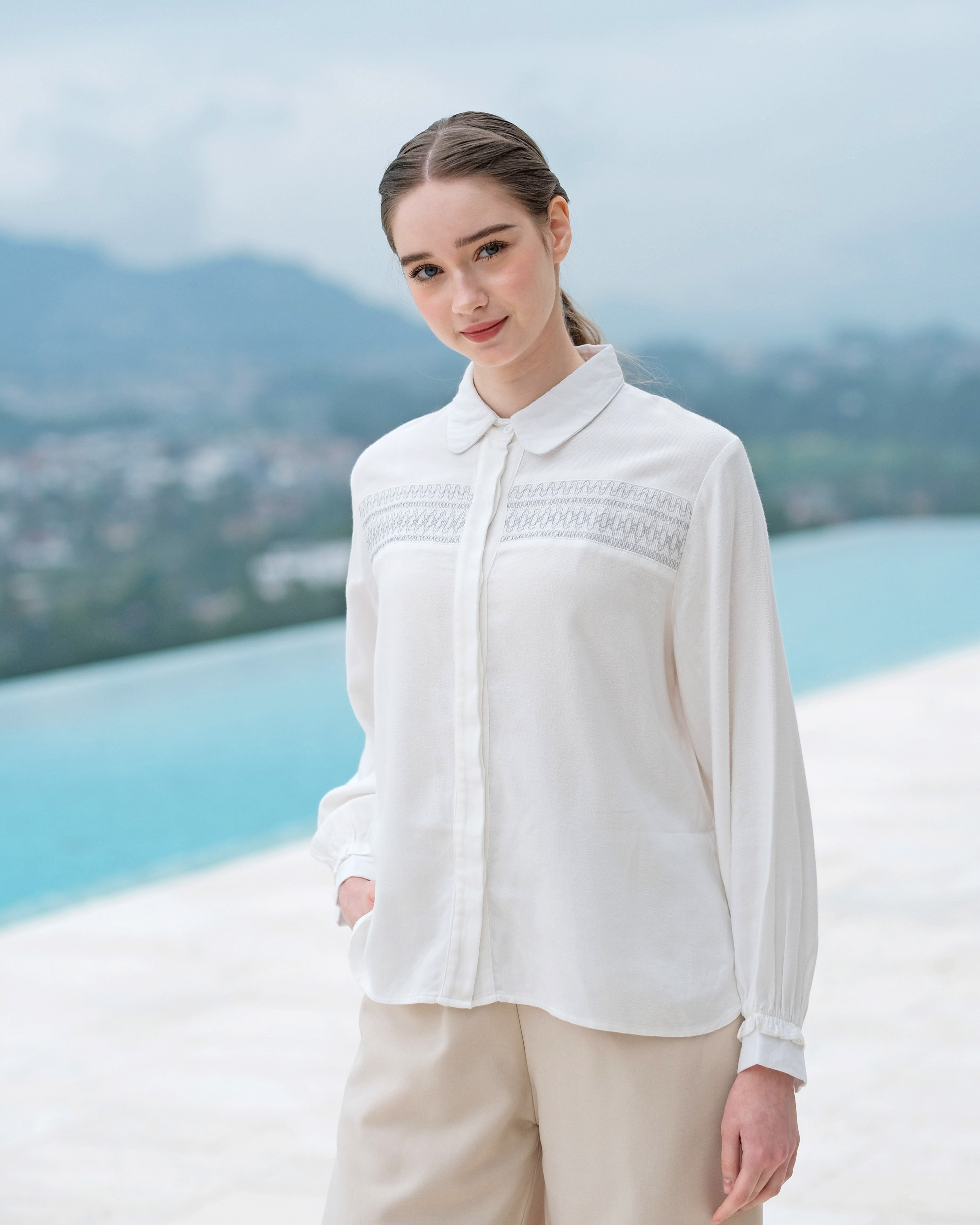 Lady Zeya Smock Blouse in Broken White